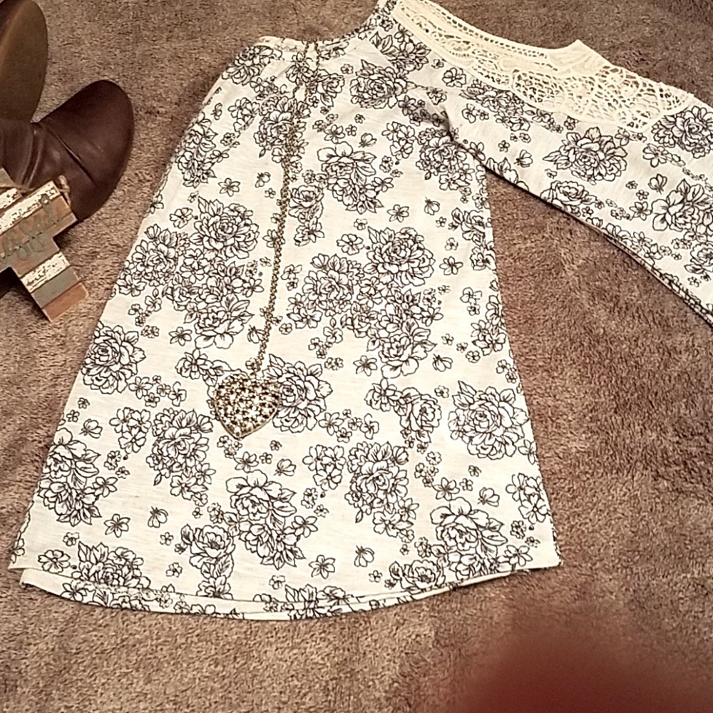 NWOT Cold Shoulder🌸Adorable top.
